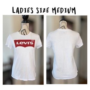 Levi’s white cotton t-shirt size medium in new condition.  Washed never worn.